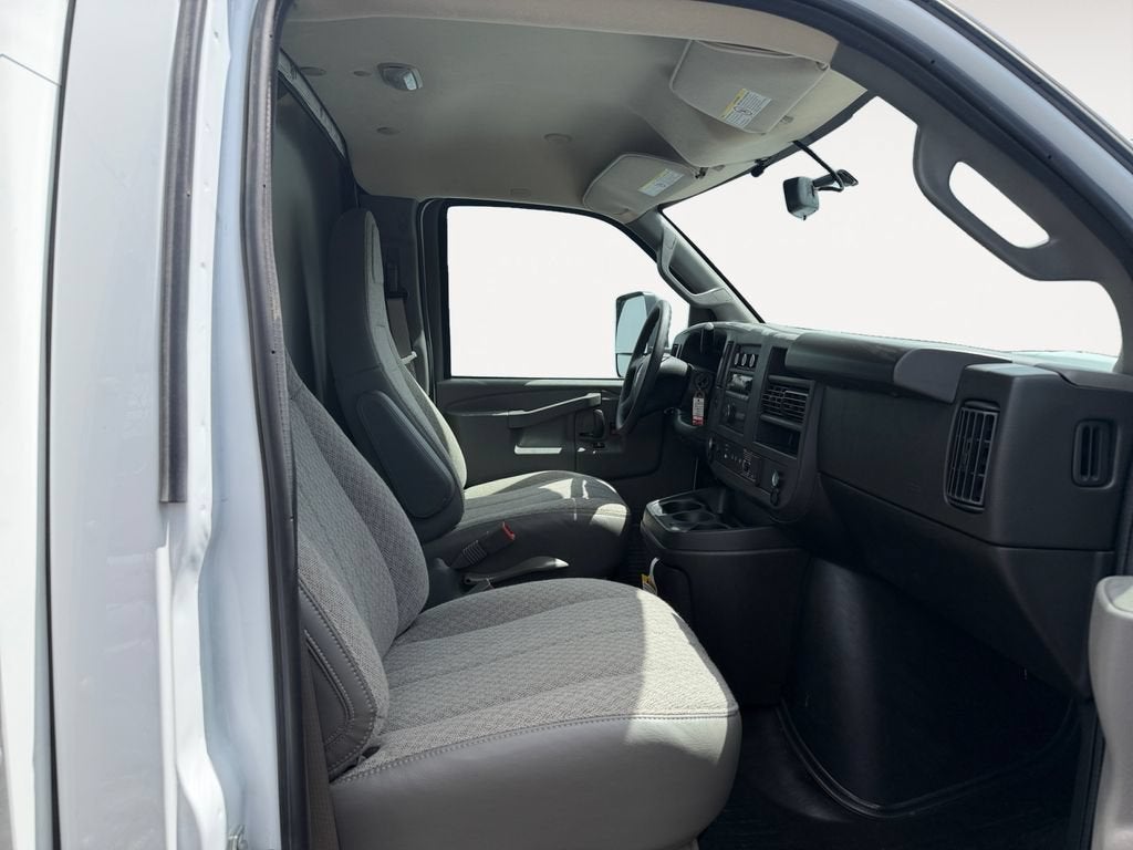 2025 GMC Savana Cutaway 3500 1WT