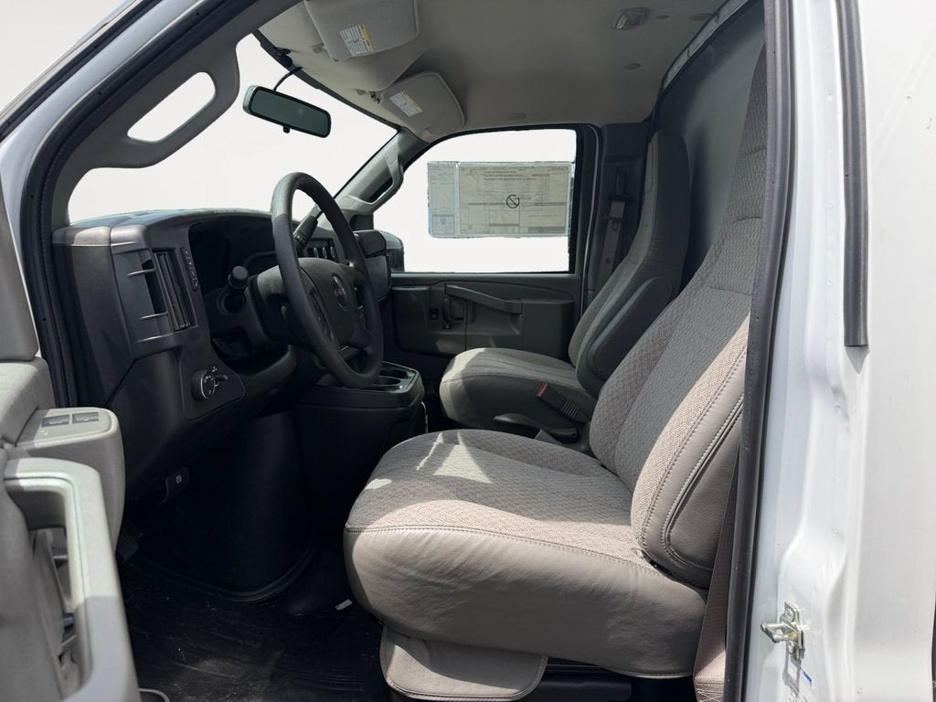 2025 GMC Savana Cutaway 3500 1WT
